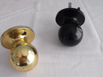 How to spray paint brass door knobs, Thrifty Decor Chick