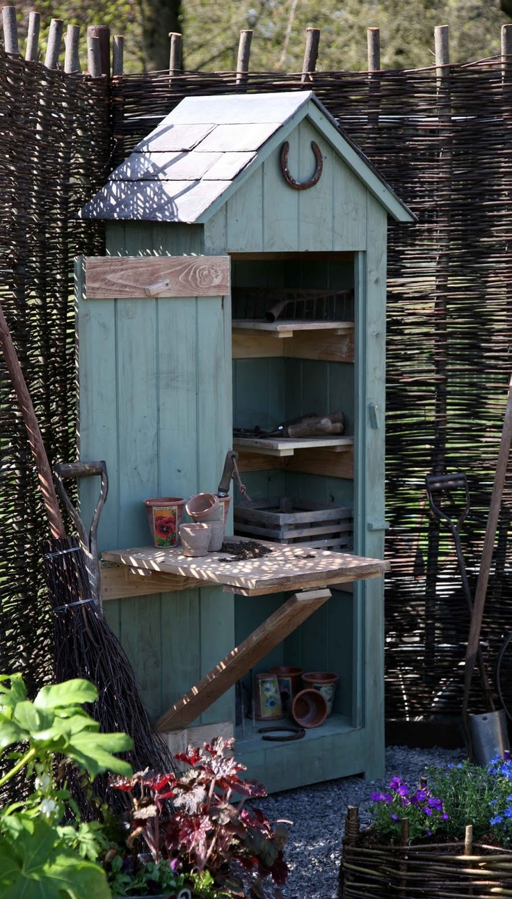 Little-Shed-With-Shelves